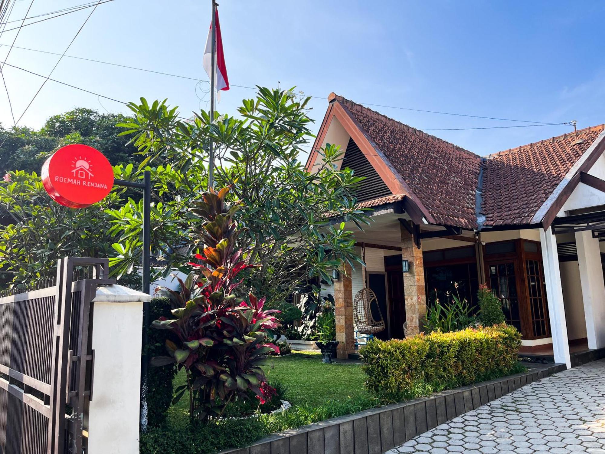 Bed and Breakfast Roemah Renjana Бандунг Экстерьер фото